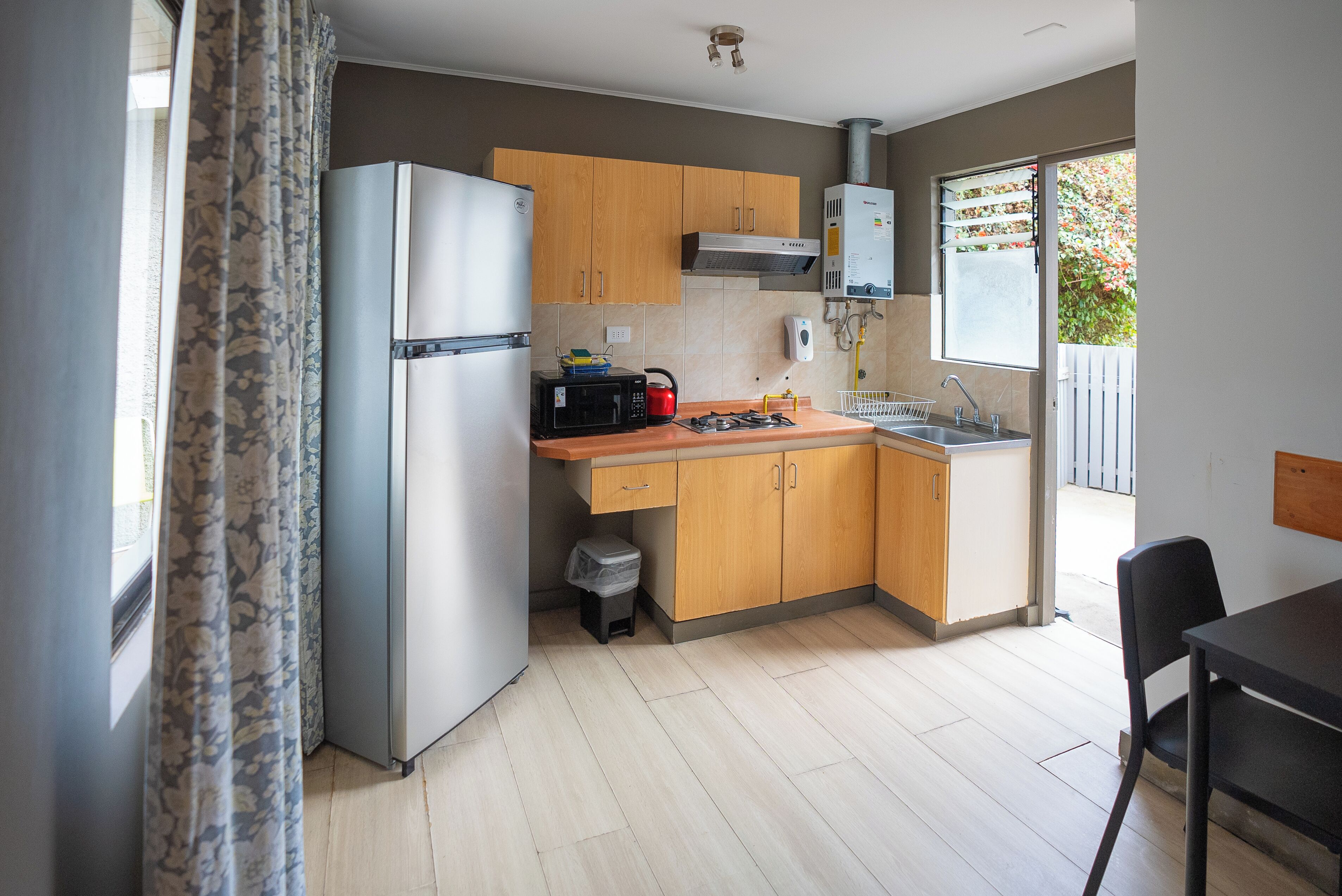 cabana matrimonial con desayuno continental | living area | flat-screen tv