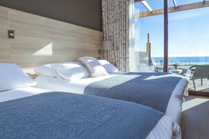 Suite con vista al mar  y desayuno buffet | Minibar, in-room safe, laptop workspace, blackout drapes