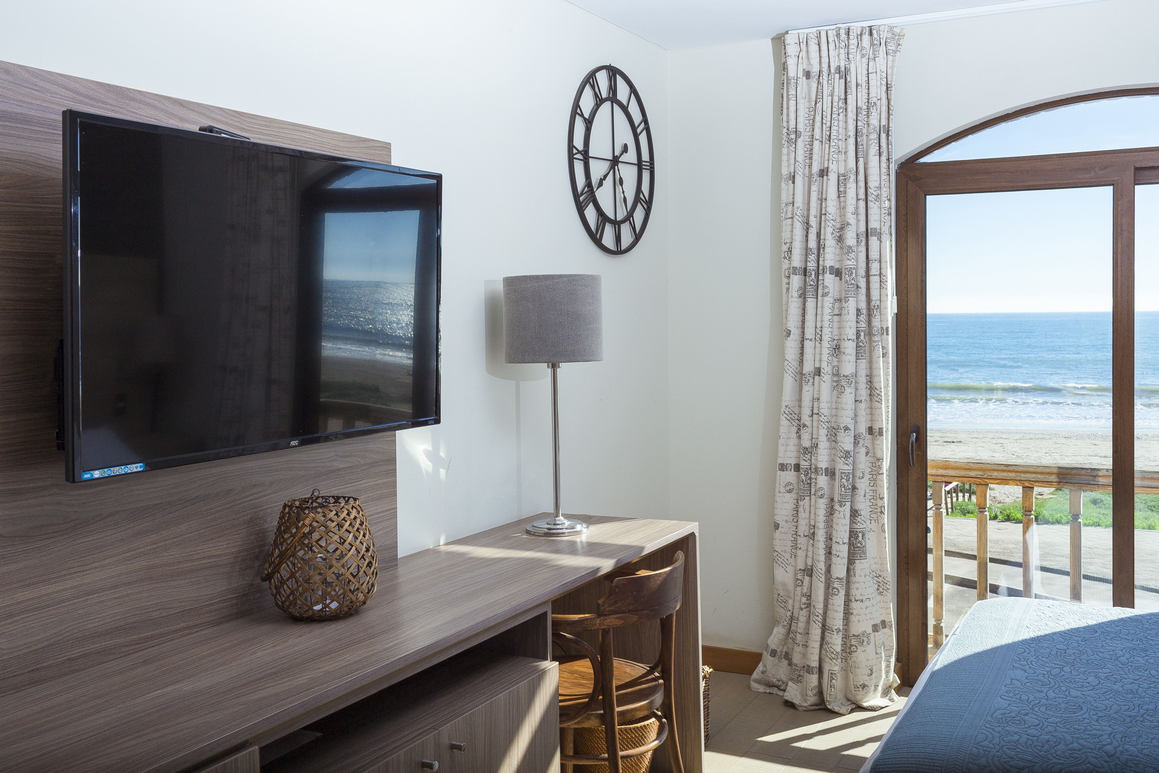 habitación superior cama extragrande con vista al mar y desayuno buffet | 1 bedroom, minibar, in-room safe, laptop workspace