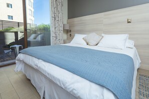 Habitación Ejecutiva cama extragrande con desayuno buffet | Minibar, in-room safe, laptop workspace, blackout curtains - Hotel y Cabañas Campanario (La Serena)