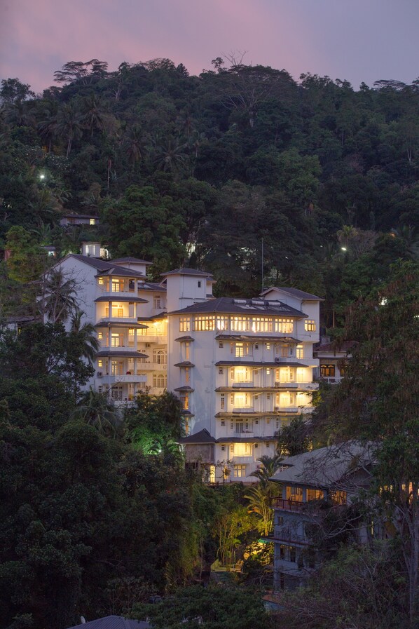 Front of property – evening/night - Oak Ray Serene Garden Hotel (Kandy)