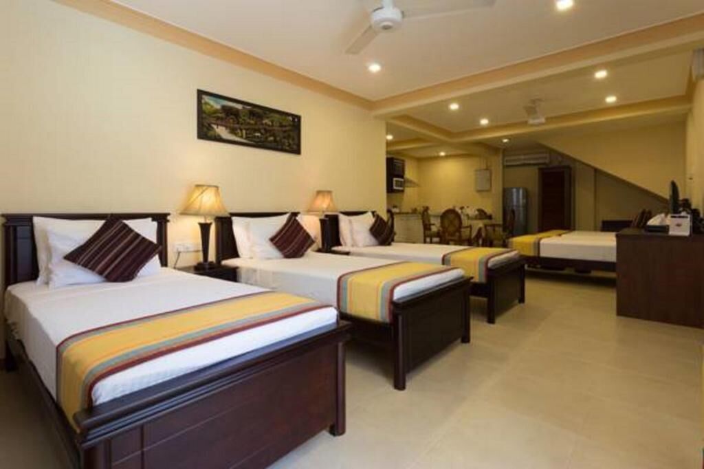 Minibar, caja de seguridad en la habitación y escritorio 