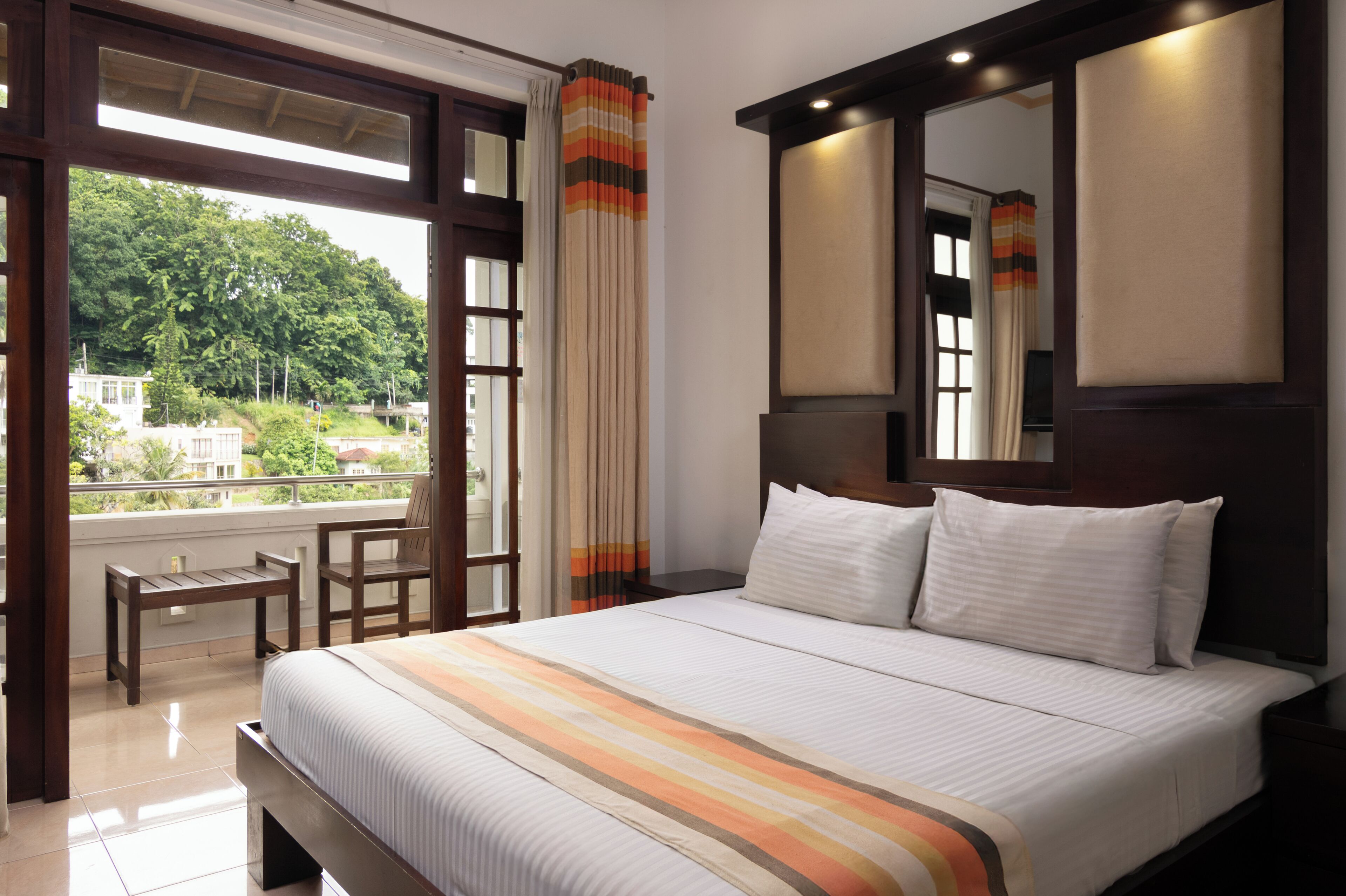 Deluxe Room | Minibar, in-room safe, desk, iron/ironing board