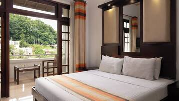 Deluxe Room | Minibar, in-room safe, desk, iron/ironing board