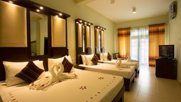 Family Suite | Minibar, in-room safe, desk, iron/ironing board