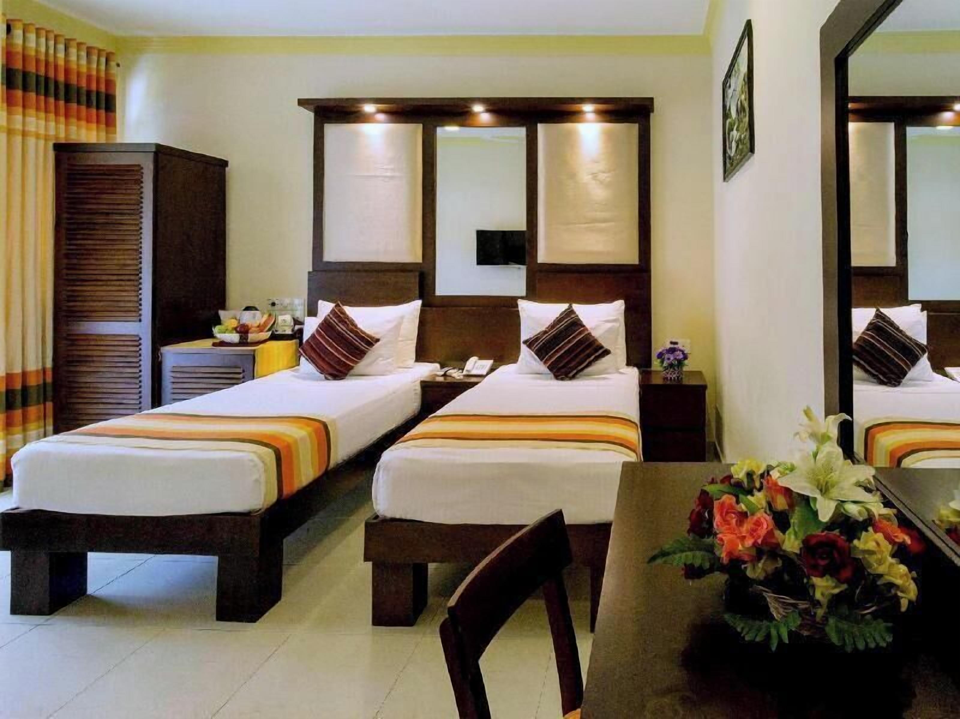 Minibar, caja de seguridad en la habitación y escritorio 