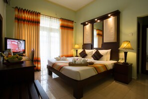 Deluxe kamer | Een minibar, een kluis op de kamer, een bureau