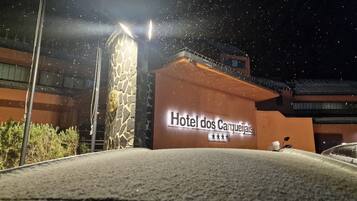 A building with a sign reading 'Hotel dos Carquejais' at night.