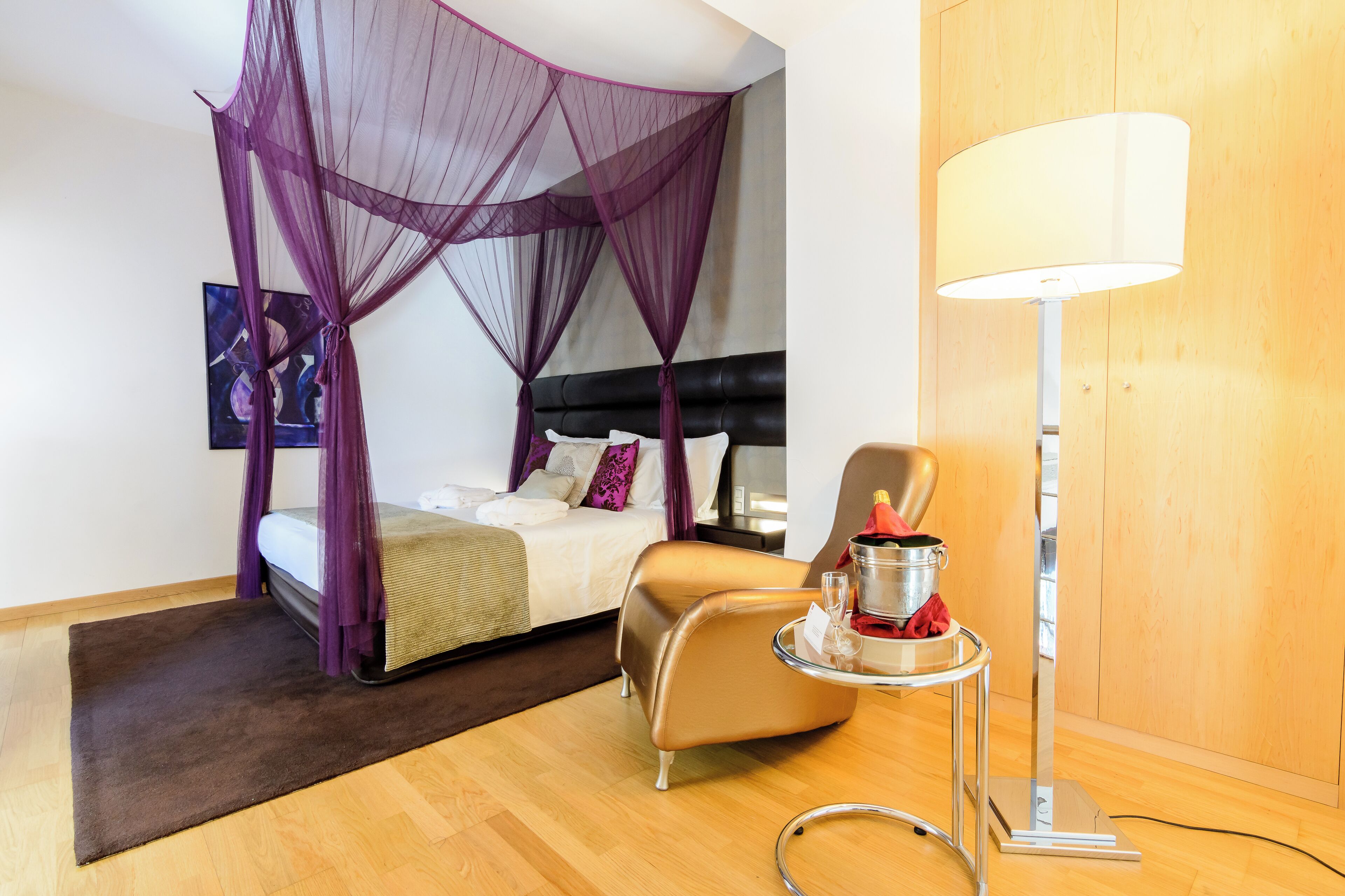 deluxe studio suite | minibar, in-room safe, desk, soundproofing