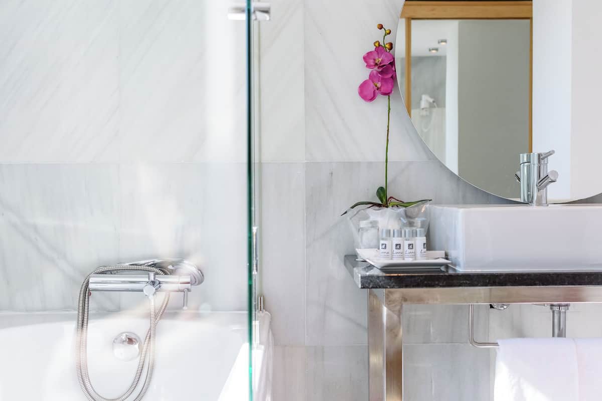 Badewanne, Haartrockner, Handtücher