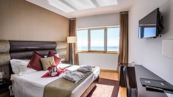 Een minibar, een kluis op de kamer, een bureau, geluiddichte muren