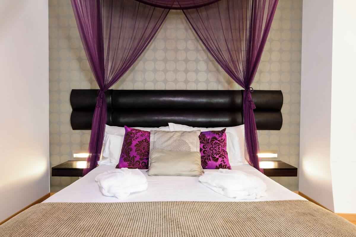 deluxe studio suite | minibar, in-room safe, desk, soundproofing