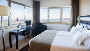 Minibar, caja de seguridad en la habitación y escritorio