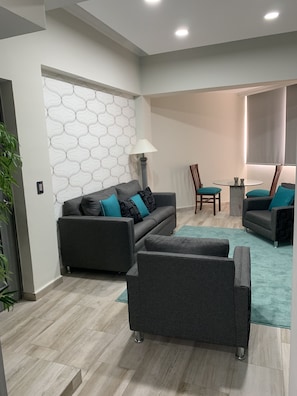 Habitación de lujo | Ropa de cama de alta calidad, edredones de plumas, caja fuerte