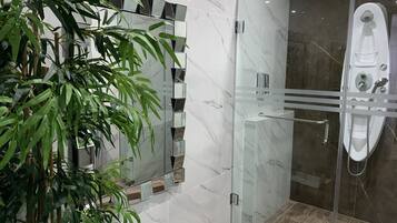 Kamar Mewah | Seprai premium, selimut bulu angsa, brankas, dan meja kerja