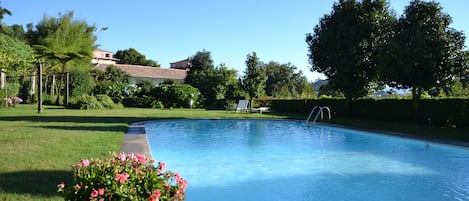 Piscina stagionale all'aperto, ombrelloni da piscina, lettini