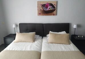 標準客房, 2 張單人床 | 1 間臥室、客房內保險箱、遮光布/窗簾、免費搖籃/嬰兒床