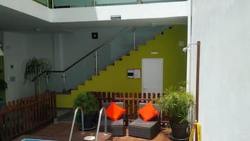 Utomhuspool, uppvärmd pool och solstolar