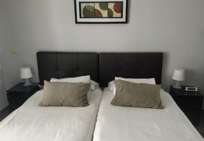 Standaard kamer, 2 eenpersoonsbedden | 1 slaapkamer, een kluis op de kamer, verduisterende gordijnen