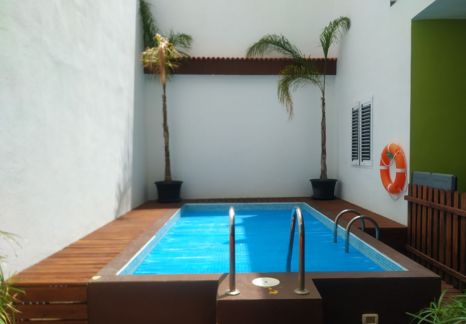 Piscina a l&#x27;aire lliure, piscina climatitzada i gandules 