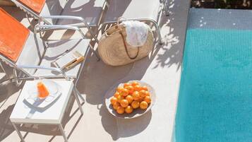 Outdoor pool, pool umbrellas, sun loungers