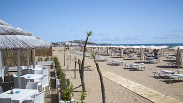 Praia particular, espreguiçadeiras, guarda-sóis, bar na praia