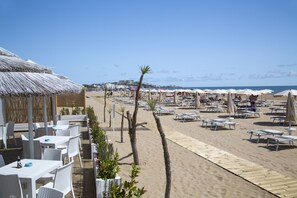 Private beach, sun loungers, beach umbrellas, beach bar - Garden Hotel Ripa (Vieste)