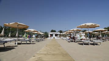 Spiaggia privata, lettini da mare, ombrelloni, un bar sulla spiaggia