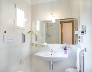 Standard Double or Twin Room | Bathroom | Shower, rainfall showerhead, free toiletries, hair dryer - Garden Hotel Ripa (Vieste)