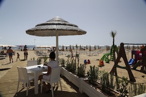Private beach, sun loungers, beach umbrellas, beach bar - Garden Hotel Ripa (Vieste)