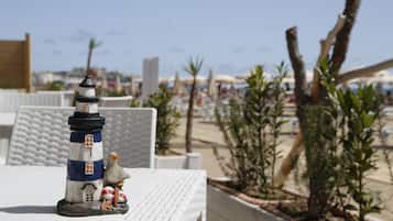 Privatstrand, Liegestühle, Sonnenschirme, Strandbar