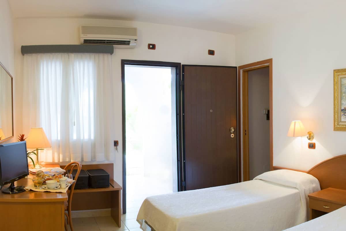 standard double or twin room | premium bedding, minibar, in-room safe, desk