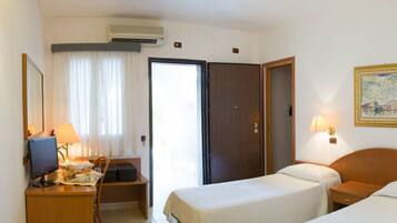 Standard-Doppel- oder -Zweibettzimmer | Hochwertige Bettwaren, Minibar, Zimmersafe, Schreibtisch