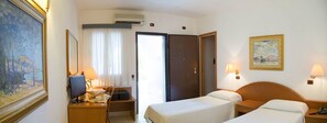 Kamar Double atau Twin Standar | Seprai premium, minibar, brankas, dan meja kerja