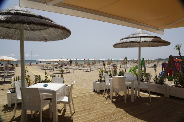 Pantai persendirian, kerusi lepak pantai, payung, bar pantai