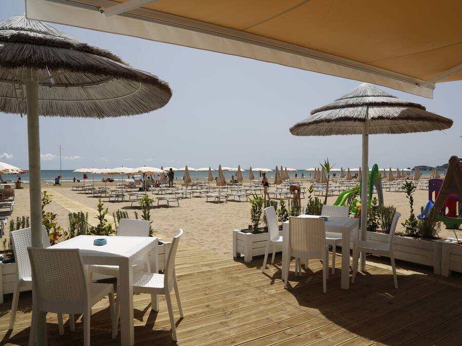 Privat strand, solsenger, parasoller og strandbar