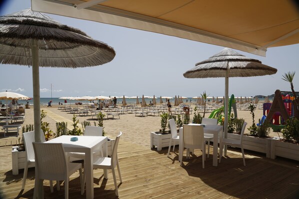 Praia particular, espreguiçadeiras, guarda-sóis, bar na praia