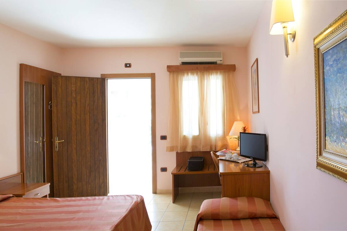 triple room | premium bedding, minibar, in-room safe, desk