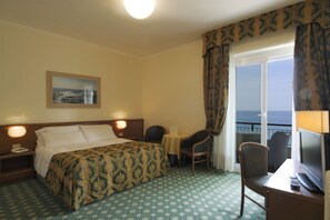 Dubbelrum - havsutsikt | Minibar, värdeförvaringsskåp på rummet, skrivbord och barnsängar