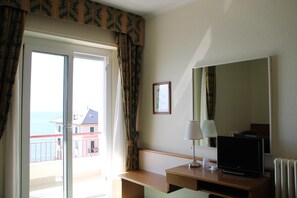 Een minibar, een kluis op de kamer, een bureau, babybedden (toeslag)