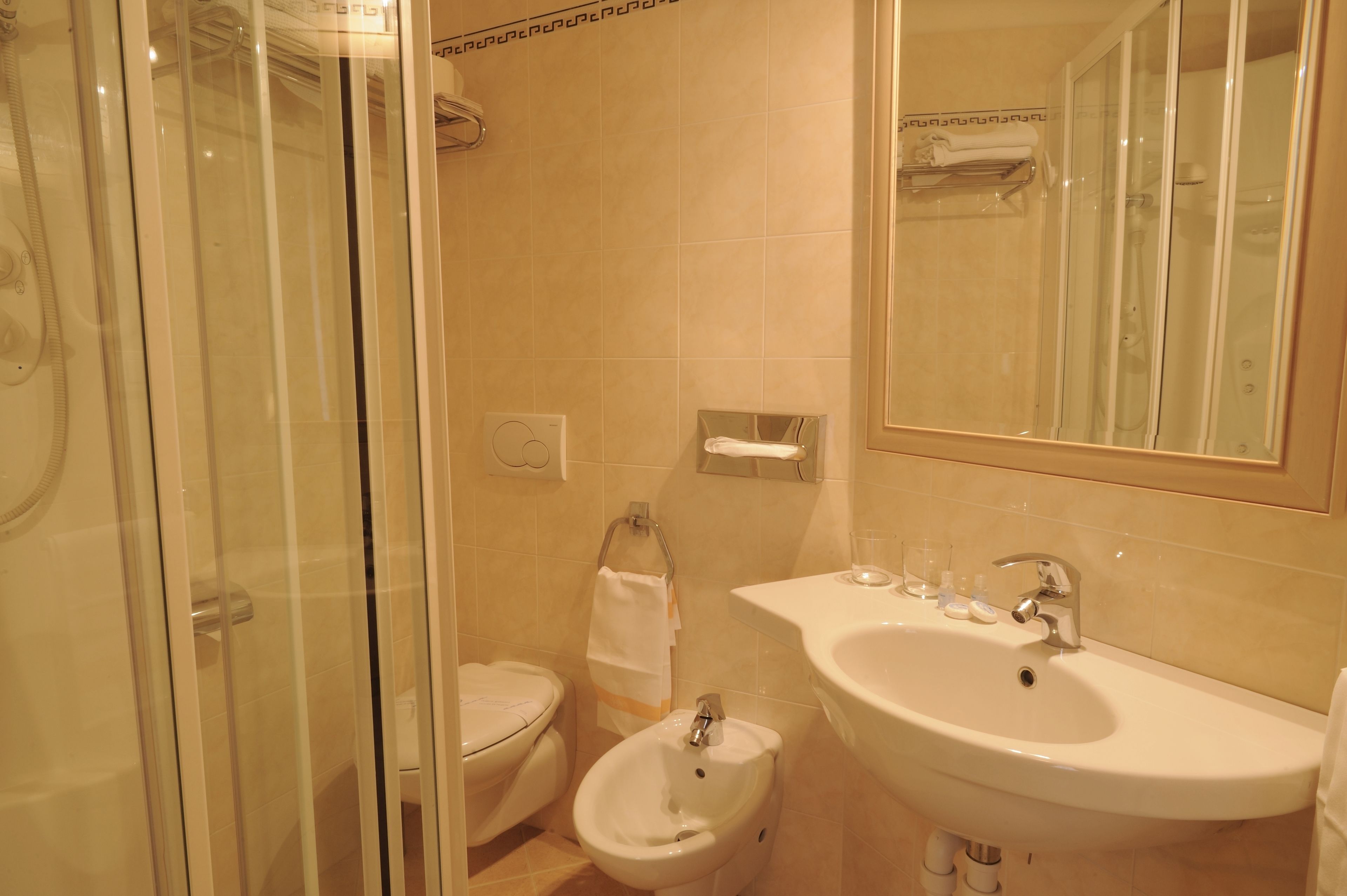 Camera singola | Minibar, una cassaforte in camera, una scrivania