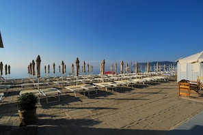 Plage privée, chaises longues, parasols, serviettes de plage