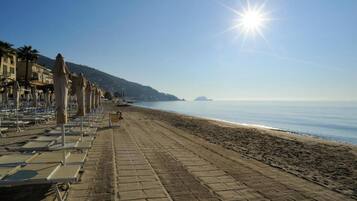 Spiaggia privata, lettini da mare, ombrelloni, teli da spiaggia