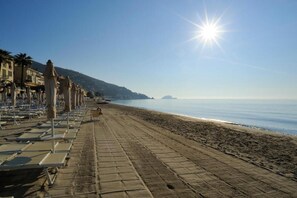 Plage privée, chaises longues, parasols, serviettes de plage