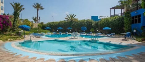 Piscina externa, guarda-sóis
