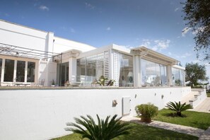 Desayuno buffet diario (EUR 20 por persona)