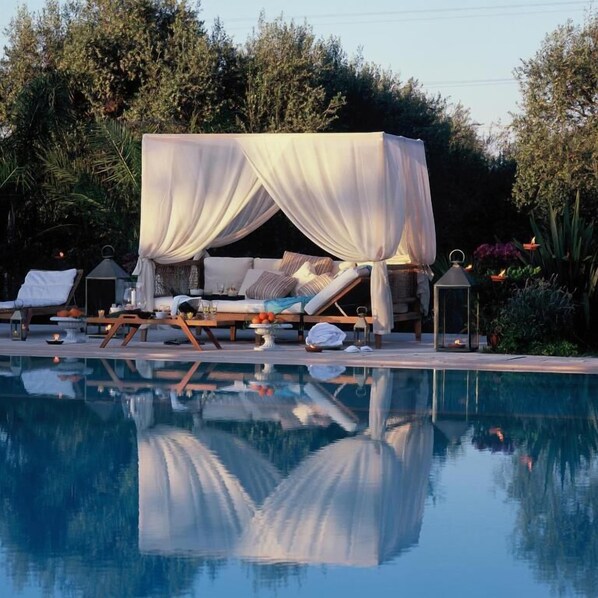 Seasonal outdoor pool, pool umbrellas, sun loungers