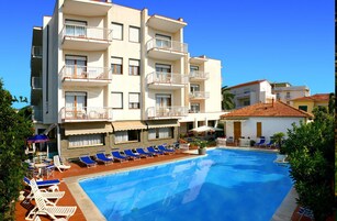 Una piscina al aire libre de temporada, sillones reclinables de piscina
