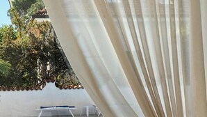 A dining table with a view of a swimming pool, a plant, and a bowl of bread. - Hotel Splendid (Diano Marina)