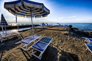 Privatstrand in der Nähe, Liegestühle, Sonnenschirme, Strandbar